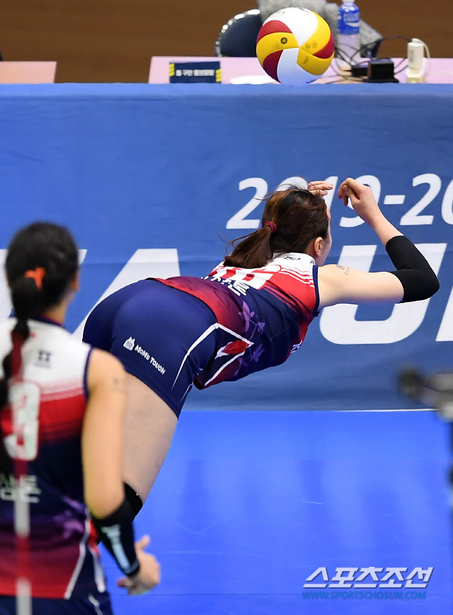 '2019-2020 V리그' 여자부 현대건설과 KGC인삼공사의 경기가 15일 오후 수원실내체육관에서 열렸다. KGC인삼공사 고의정이 몸을 날려 공을 받아내고 있다. 수원=박재만 기자 pjm@sportschosun.com/2020.02.15/