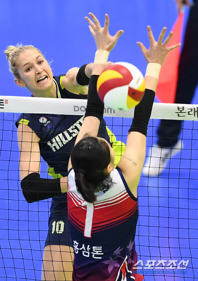 '2019-2020 V리그' 여자부 현대건설과 KGC인삼공사의 경기가 15일 오후 수원실내체육관에서 열렸다. 현대건설 헤일리가 블로킹 벽을 피해 공격을 시도하고 있다. 수원=박재만 기자 pjm@sportschosun.com/2020.02.15/