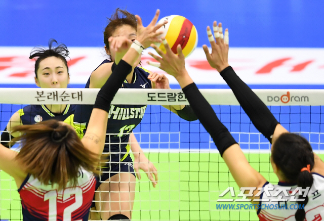 '2019-2020 V리그' 여자부 현대건설과 KGC인삼공사의 경기가 15일 오후 수원실내체육관에서 열렸다. 현대건설 정지윤이 블로킹 벽을 피해 공격을 시도하고 있다. 수원=박재만 기자 pjm@sportschosun.com/2020.02.15/