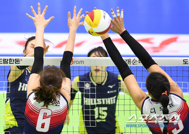 '2019-2020 V리그' 여자부 현대건설과 KGC인삼공사의 경기가 15일 오후 수원실내체육관에서 열렸다. 현대건설 양효진이 블로킹 벽을 피해 공격을 시도하고 있다. 수원=박재만 기자 pjm@sportschosun.com/2020.02.15/