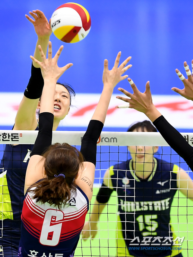 '2019-2020 V리그' 여자부 현대건설과 KGC인삼공사의 경기가 15일 오후 수원실내체육관에서 열렸다. 현대건설 양효진이 블로킹 벽을 피해 공격을 시도하고 있다. 수원=박재만 기자 pjm@sportschosun.com/2020.02.15/