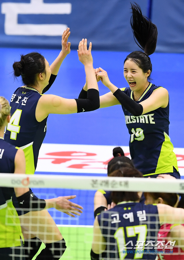 '2019-2020 V리그' 여자부 현대건설과 KGC인삼공사의 경기가 15일 오후 수원실내체육관에서 열렸다. 현대건설 이다영이 득점 후 기뻐하고 있다. 수원=박재만 기자 pjm@sportschosun.com/2020.02.15/