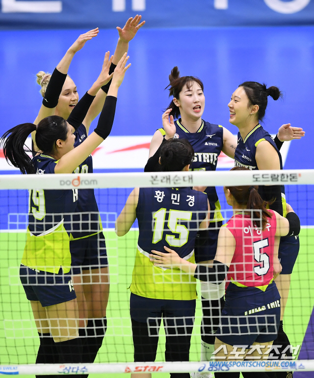'2019-2020 V리그' 여자부 현대건설과 KGC인삼공사의 경기가 15일 오후 수원실내체육관에서 열렸다. 현대건설 헤일리가 득점 후 기뻐하고 있다. 수원=박재만 기자 pjm@sportschosun.com/2020.02.15/