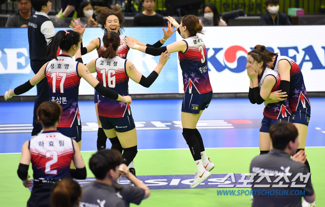 '2019-2020 V리그' 여자부 현대건설과 KGC인삼공사의 경기가 15일 오후 수원실내체육관에서 열렸다. 세트스코어 3대1로 승리한 KGC인삼공사 선수들이 환호하고 있다. 수원=박재만 기자 pjm@sportschosun.com/2020.02.15/