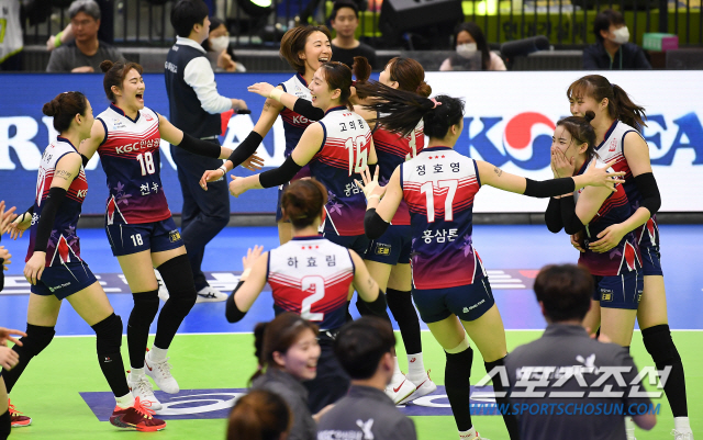 '2019-2020 V리그' 여자부 현대건설과 KGC인삼공사의 경기가 15일 오후 수원실내체육관에서 열렸다. 세트스코어 3대1로 승리한 KGC인삼공사 선수들이 환호하고 있다. 수원=박재만 기자 pjm@sportschosun.com/2020.02.15/