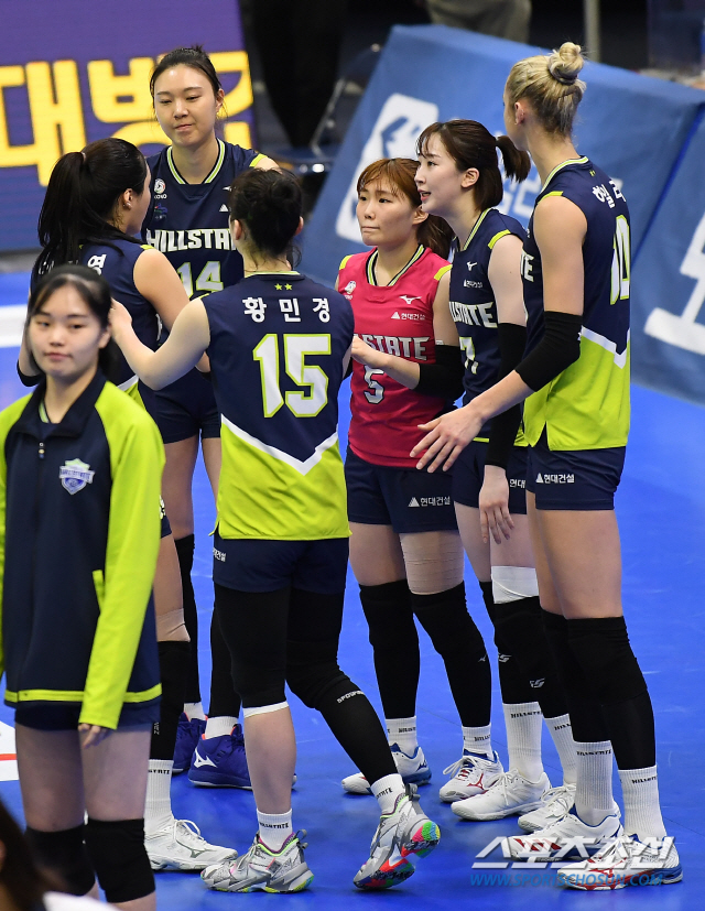 '2019-2020 V리그' 여자부 현대건설과 KGC인삼공사의 경기가 15일 오후 수원실내체육관에서 열렸다. 세트스코어 3대1로 패배한 현대건설 선수들이 아쉬워하고 있다. 수원=박재만 기자 pjm@sportschosun.com/2020.02.15/