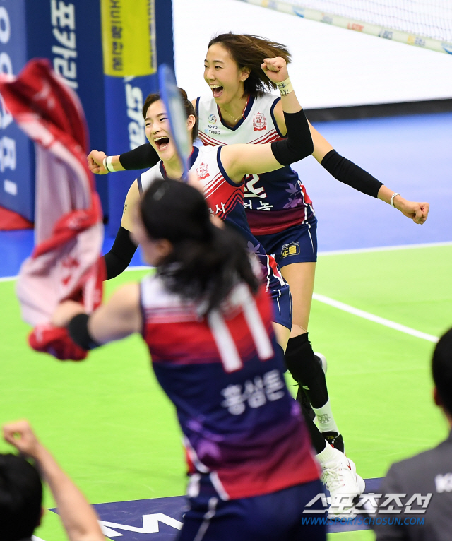 '2019-2020 V리그' 여자부 현대건설과 KGC인삼공사의 경기가 15일 오후 수원실내체육관에서 열렸다. 세트스코어 3대1로 승리한 KGC인삼공사 선수들이 환호하고 있다. 수원=박재만 기자 pjm@sportschosun.com/2020.02.15/