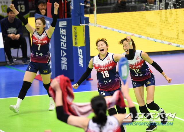 '2019-2020 V리그' 여자부 현대건설과 KGC인삼공사의 경기가 15일 오후 수원실내체육관에서 열렸다. 세트스코어 3대1로 승리한 KGC인삼공사 선수들이 환호하고 있다. 수원=박재만 기자 pjm@sportschosun.com/2020.02.15/