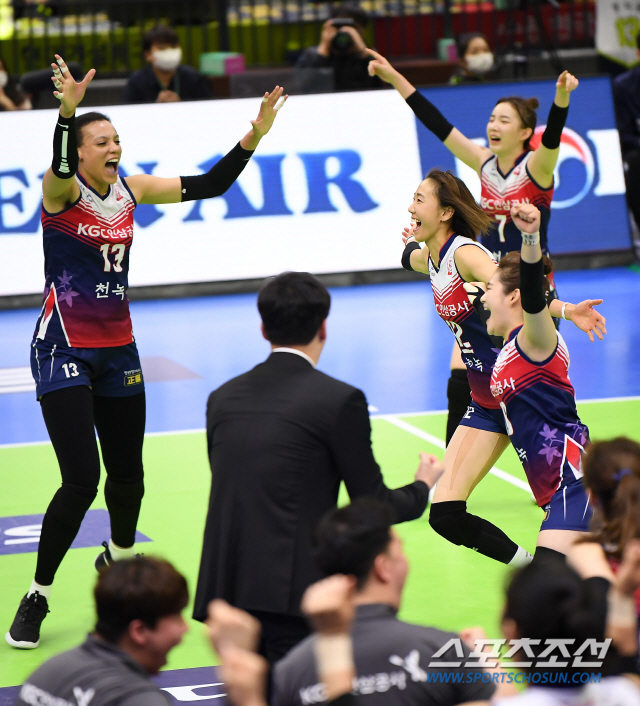 '2019-2020 V리그' 여자부 현대건설과 KGC인삼공사의 경기가 15일 오후 수원실내체육관에서 열렸다. 세트스코어 3대1로 승리한 KGC인삼공사 선수들이 환호하고 있다. 수원=박재만 기자 pjm@sportschosun.com/2020.02.15/