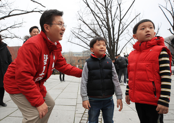 자유한국당 황교안 대표가 15일 오후 서울 종로구 마로니에 공원에서 아이들과 이야기를 나누고 있다./연합뉴스