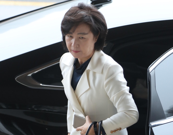 추미애 법무부 장관이 13일 오전 경기도 정부과천청사 법무부로 출근하고 있다./연합뉴스