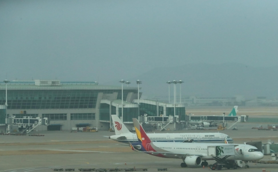인천공항 1터미널 계류장에 계류돼 있는 여객기들./연합뉴스