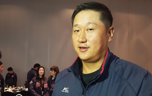 지난달 롯데호텔 부산에서 프로야구 롯데 자이언츠의 거포 이대호가 취재진과 인터뷰를 하고 있다. /연합뉴스