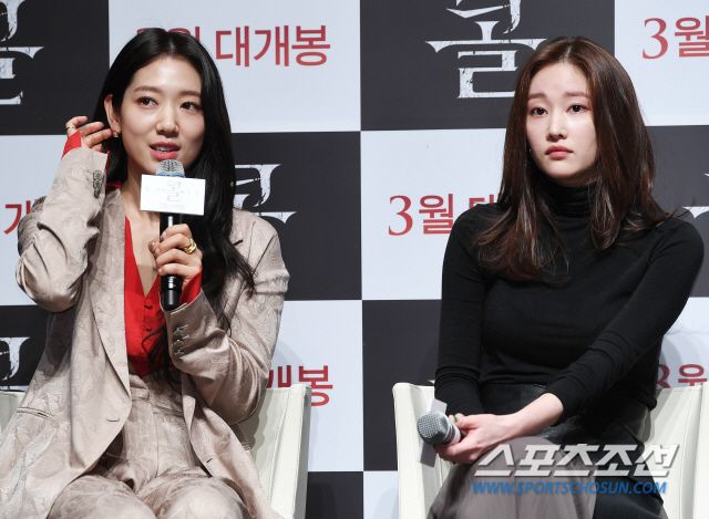 영화 '콜(CALL)' 제작보고회가 17일 오전 서울 압구정 CGV에서 열렸다. 배우 박신혜와 전종서가 질문에 답하고 있다. 영화 '콜'은 서로 다른 시간대에 살고 있는 두 여자가 한 통의 전화로 연결되며 벌어지는 이야기를 그린 미스터리 스릴러다. 정재근 기자 cjg@sportschosun.com/2020.02.17/