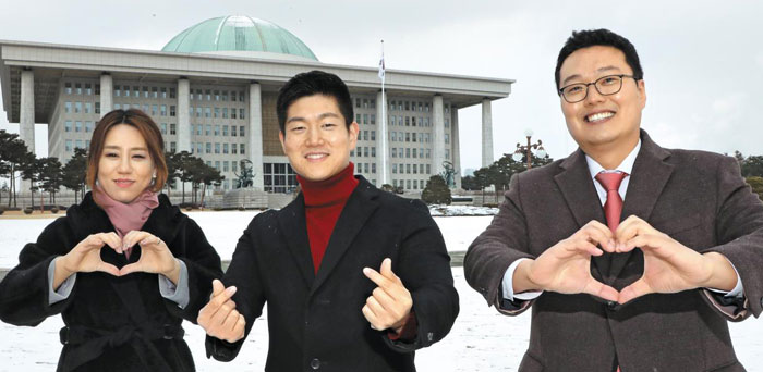 지난 16일 미래통합당 합류를 선언한 청년 정당 대표 3명이 17일 국회에서 본지와 인터뷰한 뒤 포즈를 취하고 있다.