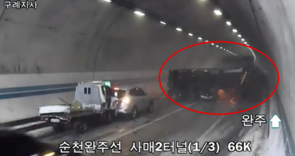 지난 17일 낮 12시 23분쯤 순천-완주 간 고속도로 상행선 남원 사매 2터널에서 차량 수십 대가 잇따라 추돌했다. 속도를 줄이지 못한 탱크로리(빨간 원)가 앞서 정차돼 있던 차량들을 들이받고 옆으로 전도되면서 대형 참사의 시작점이 됐다. /한국도로공사 제공