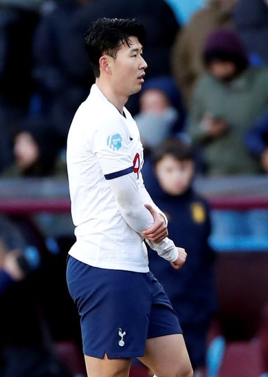 아스톤 빌라와의 전반전 경기가 끝난 뒤 오른팔을 붙잡고 나가는 손흥민. /로이터=연합뉴스