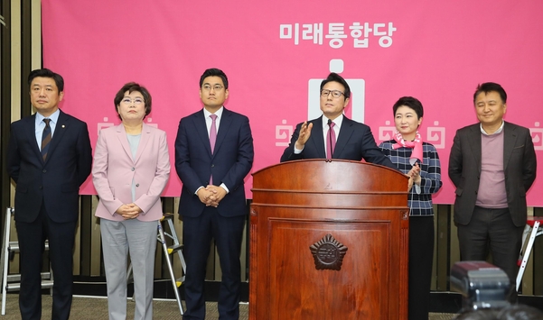 새로운보수당 출신 유의동(왼쪽부터), 이혜훈, 오신환, 정병국 의원과 이언주 전 전진당 대표, 옛안철수계 김영환 전 의원이 18일 미래통합당 의원총회에서 인사하고 있다./연합뉴스