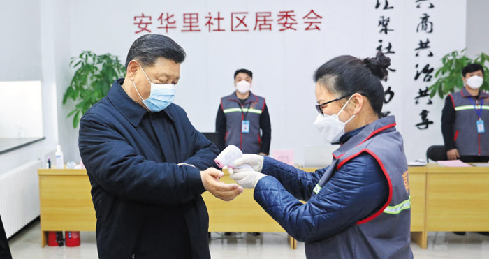 시진핑 중국 주석이 지난 10일 마스크를 쓰고 베이징 안화리 주민센터를 방문해 오른손을 내밀고 체온 측정에 응하고 있다. 우한 폐렴 사태가 터진 이후 첫 현장 방문이다. 그러나 19일까지 재앙 중심인 우한은 가지 않았다. 