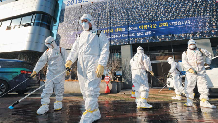 ‘신천지’ 방역 - 19일 대구 남구에 있는 지상 9층 건물인 신천지예수교회 다대오지성전 앞에서 대구 남구청 관계자들이 방역 작업을 하고 있다. 이 교회에서 예배를 봤던 61세 여성이 18일 국내 31번째 우한 코로나로 확진을 받은 가운데 이날은 이 교회를 다니던 14명이 우한 코로나에 집단적으로 감염됐다는 사실이 확인돼 이 일대 지역사회에 비상이 걸렸다.