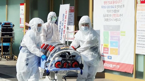 19일 대구 경북대병원에 긴급 이송된 우한 코로나바이러스 의심 환자를 의료진이 이송하고 있다./연합뉴스