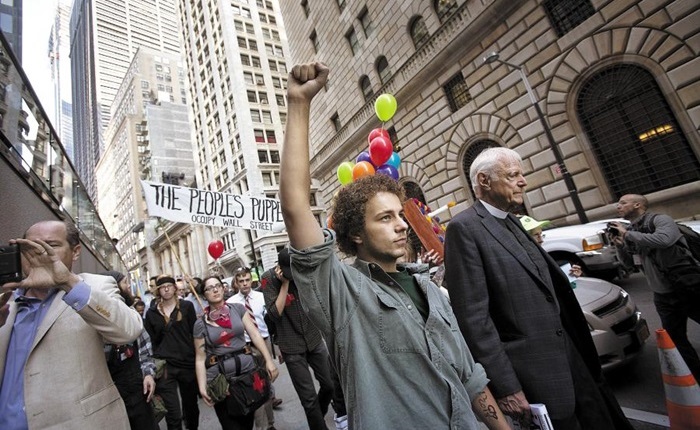 2012년 9월 뉴욕에서 벌어진 ‘월가를 점령하라(Occupy Wall Street)’ 시위. 전문가들은 미국 금융 위기의 장본인인 월스트리트가 정부의 전폭적 금융 지원을 받아 위기 이후에 더 크고 강력해졌다고 경고한다.