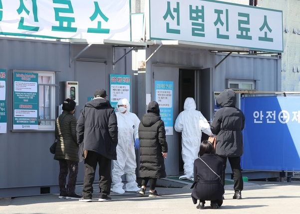 19일 오후 대구시 서구 중리동 대구의료원 선별진료소에서 신종 코로나바이러스 감염증 확진 검사를 받으려는 의심 환자들이 검사 순서를 기다리고 있다. /연합뉴스