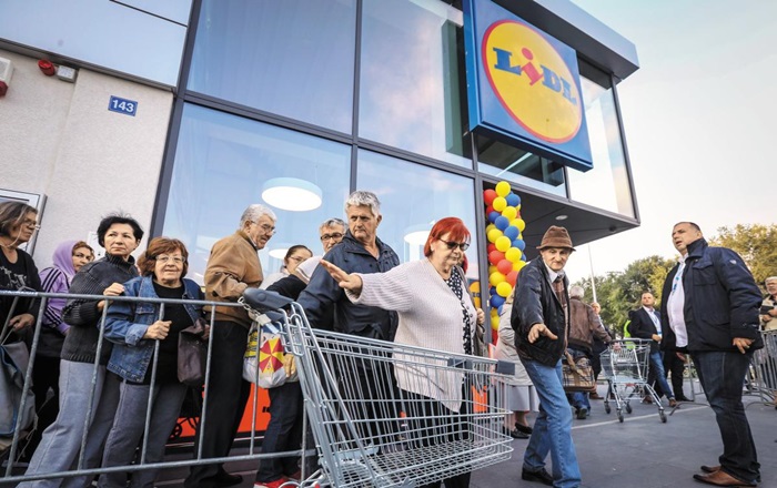 2018년 세르비아 베오그라드에 오픈한 리들 매장에서 장을 보려고 개점 전부터 줄 선 고객들.