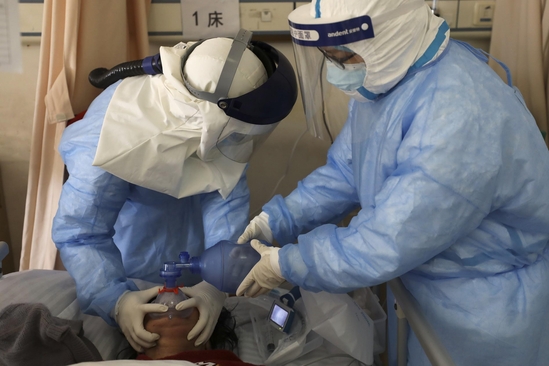 중국 후베이성 우한의 한 병원에서 16일 의료진이 신종 코로나바이러스 감염증(코로나19) 환자에게 산소공급 치료를 하고 있다. /AP=연합뉴스