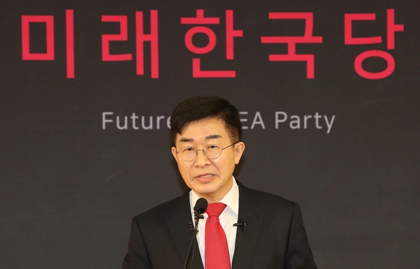 미래한국당 공병호 공천관리위원장이 20일 국회에서 열린 기자회견에서 발언하고 있다./연합뉴스