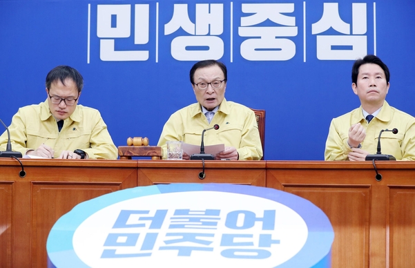 더불어민주당 이해찬 대표가 21일 오전 서울 여의도 국회에서 열린 최고위원회의에서 발언하고 있다/연합뉴스