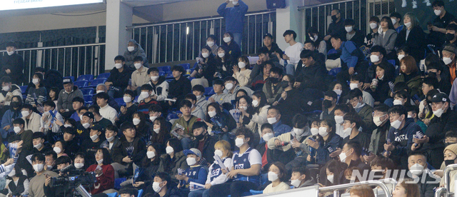 코로나바이러스 감염증에도 마스크 쓰고 프로농구 관람하는 시민들