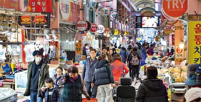 지난 2월 18일 경남 양산 남부시장의 시민들. photo 한준호 영상미디어 기자