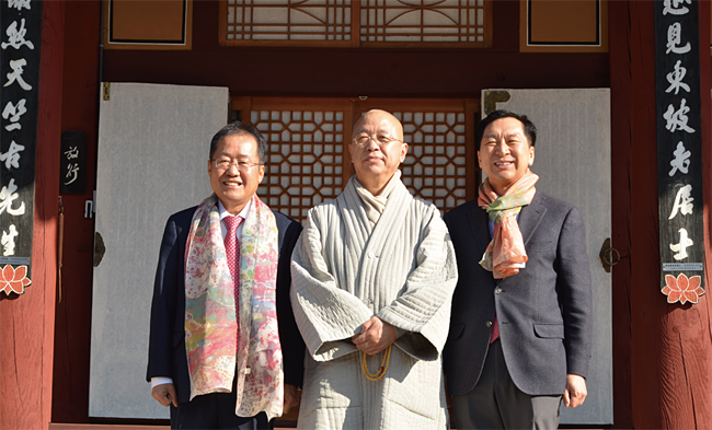 홍준표 자유한국당 전 대표(왼쪽)와 김기현 전 울산시장이 지난 2월 14일 경남 양산 통도사를 방문해 주지 현문스님(가운데)과 함께 기념촬영을 하고 있다. photo 뉴시스