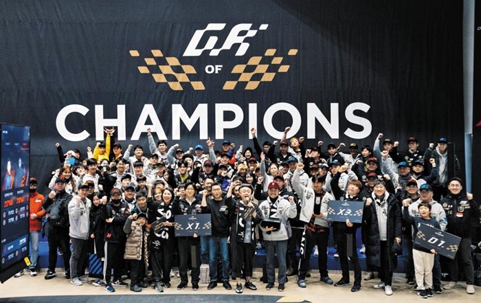 ‘9.81 GROC 2019’에 참가한 선수들과 모노리스 김종석 공동대표가 기념촬영을 하고 있다. 9.81파크 제공