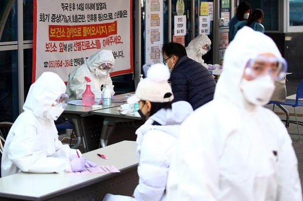 지난 21일 오후 대구시 남구 보건소에 우한 코로나(코로나19) 의심 환자들이 몰려들고 있다. /연합뉴스