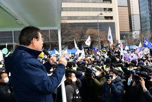  박원순 서울시장은 22일 서울 광화문광장에서 ‘문재인하야범국민투쟁본부’가 주최한 집회 참가자에게 해산을 촉구했다. /서울시