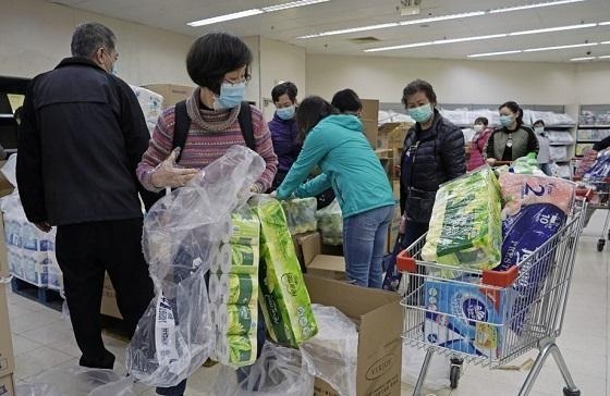 마스크를 쓴 홍콩 시민들이 지난 8일 한 슈퍼마켓에서 화장지 등 생필품을 구입하고 있다. /AP연합뉴스
