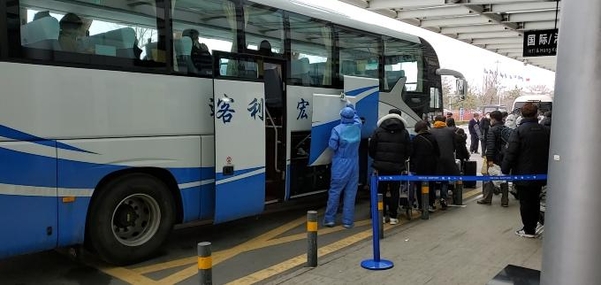 중국 웨이하이국제공항에서 25일 입국자 전원을 격리하기 위해 방역요원들이 탑승객을 버스에 태우고 있다./ 웨이하이 한인회 제공