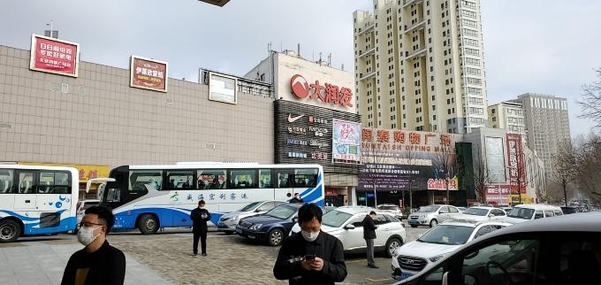 한국에서 출발해 중국 웨이하이국제공항으로 25일 입국한 탑승객 전원이 격리 대상이 된 가운데 일부 승객을 태운 버스가 시내 원덩구에 있는 호텔로 들어서고 있다. /웨이하이 한인회 제공