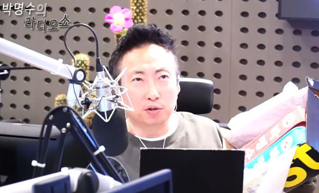 KBS 쿨FM에서 라디오를 진행하는 방송인 박명수.
