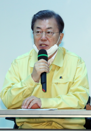 문재인 대통령이 25일 대구 동대구역에서 지역 시장·소상공인들과 간담회를 하고 있다./연합뉴스