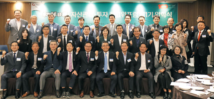 ‘조선일보 제1기 자산관리·투자 최고위 포럼’ 입학식에 참여한 원우들이 성공적인 자산관리의 핵심역량을 갖춘 리더로 성장하기 위해 한 목소리로 파이팅을 외치고 있다. /조선일보 제공