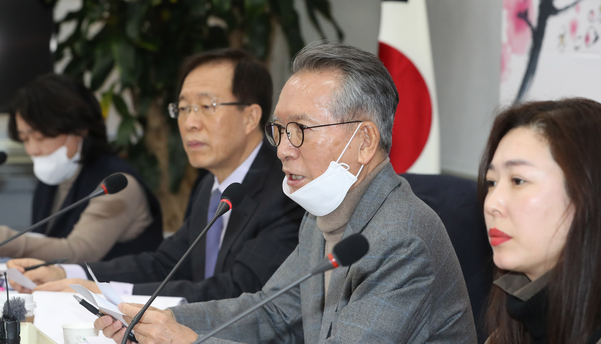 미래통합당 김형오(오른쪽 둘째) 공천관리위원장이 26일 오후 국회에서 기자 간담회를 열고 회의 내용을 브리핑하고 있다./연합뉴스