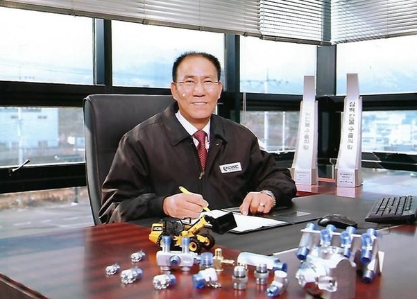 우한코로나 피해 식당에게 임대료를 받지 않기로 한 착한 임대인 김해 조영호씨. / 김해시