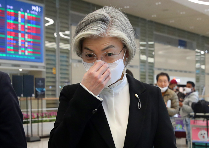 영국 방문을 마친 강경화 외교부 장관이 마스크를 쓴 채 27일 오후 인천국제공항 제2터미널을 통해 입국하고 있다. 강 장관은 당초 예정됐던 한·영 외교장관 회담이 영국 측의 일방적 취소로 무산돼 보건복지부 장관을 대신 면담했다.