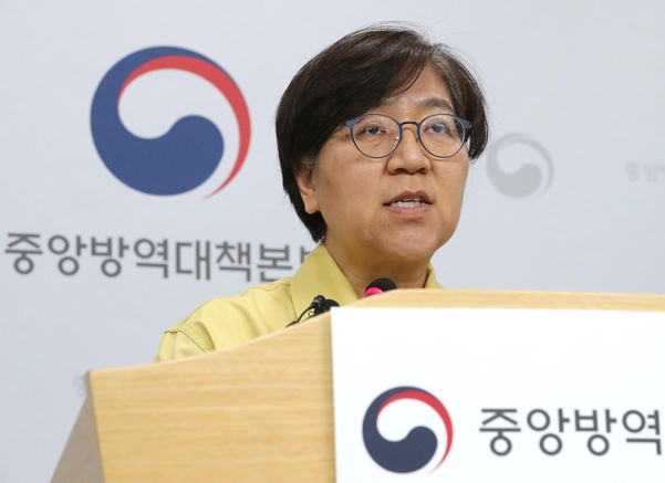 정은경 중앙방역대책본부장(질병관리본부장)이 26일 오후 충북 청주시 질병관리본부에서 정례브리핑을 하고 있다./연합뉴스