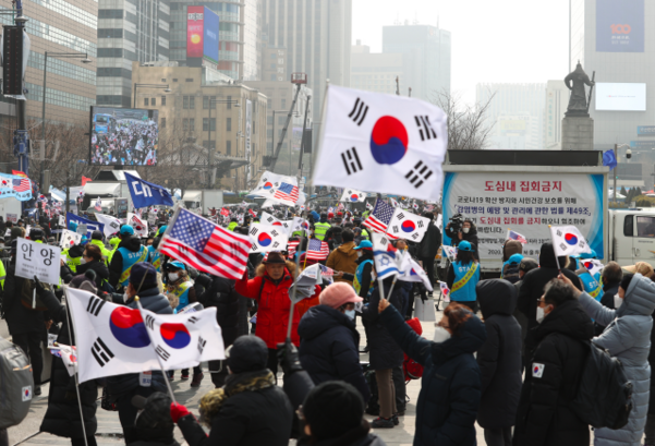 서울시가 우한 코로나 확산 방지를 위해 광화문광장, 서울광장, 청계광장에서 집회를 여는 것을 당분간 금지하기 한 가운데 지난 22일 오후 서울 광화문광장 인근 도로에서 문재인하야범국민투쟁본부 주최로 문재인탄핵국민대회가 열리고 있다. /연합뉴스