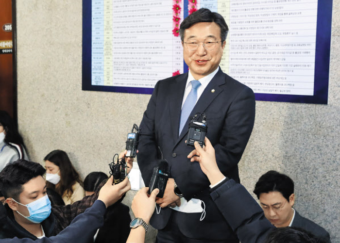 더불어민주당 윤호중 사무총장이 28일 국회에서 기자들과 만나 “민주당은 비례대표용 위성 정당 창당을 전혀 검토한 적이 없다”고 말하고 있다. 민주당 지도부는 이날 공식적으로 비례민주당 창당을 부인했다.