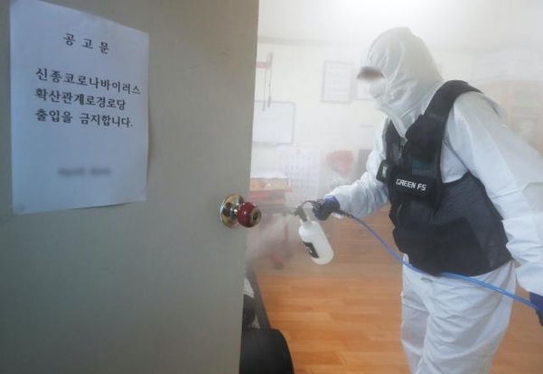 지난 10일 오전 경기도 시흥시의 한 경로당에서 방역업체 관계자들이 신종 코로나바이러스 감염증 예방을 위한 방역작업을 하고 있다. /연합뉴스